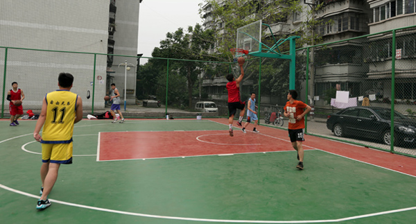  夜间灯光球场投入使用，上班族下班后挥拍健身