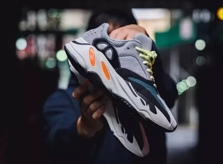  知名运动品牌推出限量款，联名设计师打造战袍