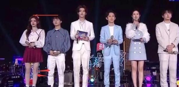  莱巴金娜身高优势尽显统治网前较量