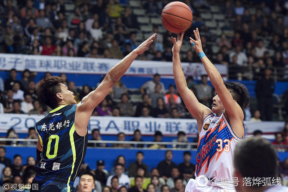  篮坛巨星闪耀全场率队豪取连胜