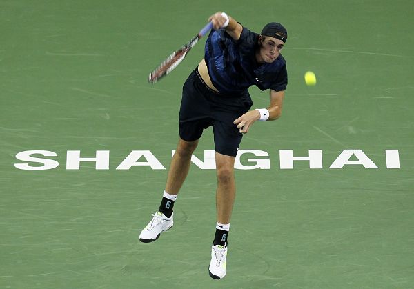  发球上网战术奏效，伊斯内尔轰出制胜ACE