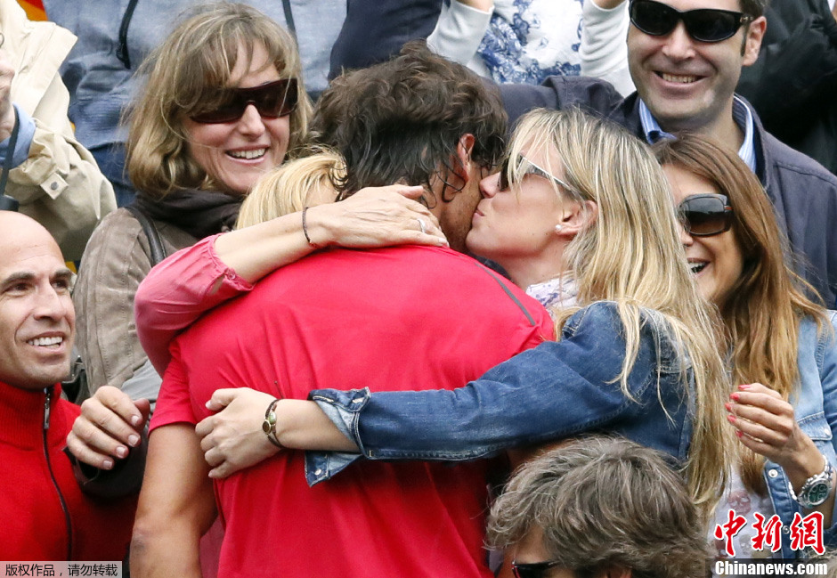  纳达尔红土称雄，第14次举起法网火枪手杯