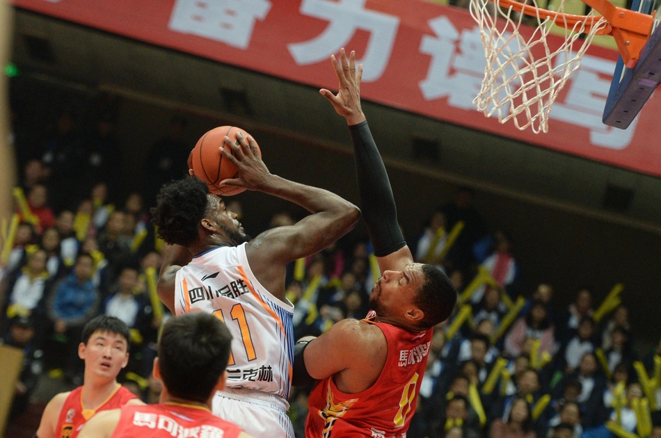  广东宏远快攻如潮大胜四川金强男篮