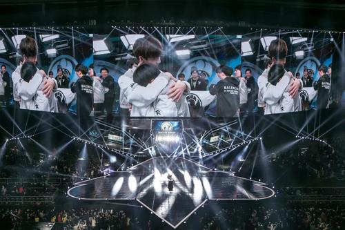  电竞选手昼夜备战，冲刺赛季最终冠军